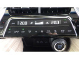 左右独立温度コントロールフルオートエアコンです。運転席、助手席それぞれで独立して温度設定ができます