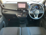 運転席まわりは機能的で操作しやすいです。
