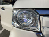 【LED・HIDヘッドライト】 ハロゲンヘッドライトに比べて大光量で、遠方視認性を向上させてくれる為、悪天候や夜間の運転をより安全にサポートしてくれます