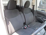 便利な運転席/助手席アームレストが付いてリラックスできます。