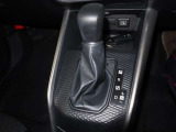使用感が良くシンプルなデザインのシフトレバーです。