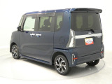 【深みのあるカラー】落ち着いたブルーの外装が印象的です。スーパーなどの限られた駐車スペースでも停めやすく毎日の用事がラクに行える利便性が特徴です。