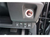 パーキングセンサーシステムや衝突軽減ブレーキ等のスイッチ類は、運転席の右側にあります。