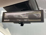 後部座席の人や、荷物に視界を邪魔されずに車両後方のカメラ映像をミラー面に映し出して、いつでもクリアな後方視界を確保する、インテリジェントルームミラーを装備しています。