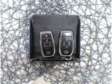 【スマートキー】キーをバッグやポケットに入れたままでもドアロックの開閉が出来るほか、エンジンキーを挿さなくてもエンジンスタートストップが出来ます。
