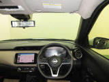 ドライバー目線で、使いやすく安全操作性と良好な視界を実現した運転席です。