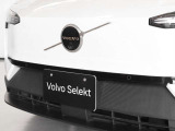エンジンを搭載しないBEVモデルのため、フロントグリルのないスッキリとしたデザインです またボルボエンブレムにはフロントカメラが搭載済みです