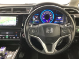 【ハンドル】運転にかかわる様々な操作を安全に行えるように視点移動が少なく操作性に配慮されたスイッチ類が凝縮されたコックピットです。