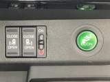 リアドアは乗り降りに便利な両側電動スライドドアです。また運転席に座っていながらスイッチ操作で自在にスライドドアを開け閉めできます。燃費に役立つECONボタンもここです。