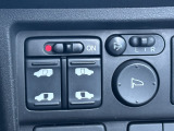 両側電動スライドドアです。リモコンや運転席スイッチ、ドアハンドルの操作で自動開閉。お子さまを抱きかかえている時や荷物の多い時などに便利です。