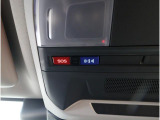 専用ボタンでコールセンターへ接続。状況に応じて緊急車両の要請やロードサービスの取次ぎを行います。重大事故の際は自動的にコールセンターにつながり、緊急車両やドクターヘリを要請します。(要申込)