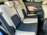 キックスは通常のハイブリット車に比べ、フロントシート足元付近にバッテリーがあるだけ!更にフロントシート背面形状を最適化し、後席ニールームを拡大。大人でもゆったりと座ることができる広さを実現しています!