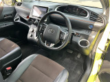 【運転席】座り心地が良いシートなので長時間の運転でも快適にお過ごしいただけます。新品のフロアマットのご注文も可能です。掲載箇所以外にご希望の写真がございましたらお気軽にお問い合わせ下さい。