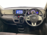 車内は光触媒抗菌消臭施工済です。インパネ周りはスタイリッシュなデザインです。グローブボックスやカップホルダーのほかにトレーなどたくさんの収納スペースが付いています。