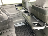 折りたたみ式のシートバックテーブルは限られた空間を有効活用。車内の家族時間をもっと快適に。休憩時のちょっとした小物置に使える、前席背面の格納式テーブルが付いています。