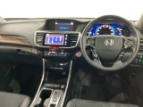 車内は光触媒抗菌消臭施工済です。インパネ周りはスタイリッシュなデザインで機能や装備も充実しています。グローブボックスやカップホルダーのほかにトレーなどたくさんの収納スペースが付いています。