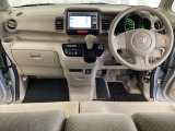 車内は光触媒抗菌消臭施工済です。インパネ周りはスタイリッシュなデザインで機能や装備も充実しています。グローブボックスやカップホルダーのほかにトレーなどたくさんの収納スペースが付いています。