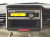 純正CDチューナーにはAUX入力端子がついてますので外部入力から音楽などを楽しめます。その下には1DIN分の小物入れがついています。CDケースなどを入れるのに便利です。