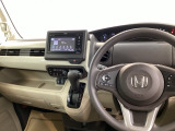 運転席周辺のスマートなレイアウトが、操作のしやすさを実現。快適なドライブをサポートします。パーキングブレーキはフットブレーキタイプです。