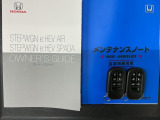 スマートキーは鍵をバッグに入れたままでもドアロックの開閉やエンジンのON・OFFができます。夜間や雨の日も鍵を探さなくて良いので便利です。
