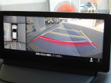 360度ビューカメラを搭載。4方の小型カメラの映像を処理し、車両真上からの映像に変換しています。