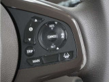 ◆アダプティブクルーズコントロール◆予め設定した車速内でクルマが自動的に加減速。前走車との適切な車間距離を維持しながら追従走行します。【LKAS】車線維持支援システムでステアリング操作を支援。