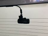 後方にもドライブレコーダーのカメラが付いています。前後両方でお車の周りを監視・記録いたします。