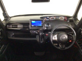 【前方視界】開放的な前方視界!運転がしやすく疲れにくいです♪窓が大きく、見通しがとっても良いおクルマですよ♪