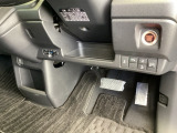左側に高速で便利なETCがあり、横滑りを防ぐVSAなどのスイッチは、運転席の右側、手の届きやすい位置にあります。