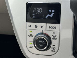 ★エアコンパネル★温度設定で操作ができるオートエアコンが装備されています!
