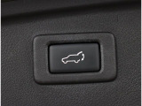 電動パワーリヤゲート搭載!ボタン一つで操作が可能で、キーレスエントリーや車内からも操作が可能な便利な機能です!!またメモリー機能もあり、狭い場所などでの開閉の際にも便利な機能です!