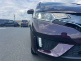 【LEDヘッドライト】LEDヘッドライトは、低消費電力で明るく、遠くまで照らす先進ライト。夜間走行時の視認性を高め、安全で快適なドライブをサポートします。