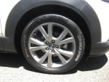 18インチ純正アルミホイールを装備。タイヤサイズは215/55R18となります。