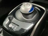 【e-POWER専用シフトレバー】単に操作方法が変わっただけでなく、デザイン性と安全性の向上、さらには先進運転支援機能の実現に貢献する、機械式から進化した電子制御式のシステムです。