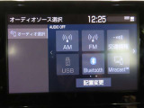 ディスプレイオーディオを装備。スマホとクルマをつなぐことで、これまでのナビに加えて、いろんなサービスが楽しめます。
