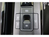 燃費優先のECO、走りと燃費のバランスに優れたNORMAL、俊敏でパワフルなPOWER。気分や走行状況に合わせて走りを選べます。夜間など、静かに走行したい時にはモーターで動くEVへ切替えも出来ます。