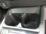 運転席からも助手席からも手の届きやすい位置にドリンクホルダーが付いています。