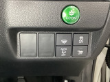 VSA装備車です。VSAはドライバーの操作と車の動きを見守っています。もし車の挙動が乱れたとき、4輪別々にブレーキをかけたり、エンジンパワーをしぼることによって車を安定させます。