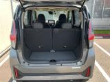 バックドアは大きく開きます。定員乗車時でも十分広いラゲッジスペースを確保しています。