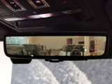 【クリアサイトリアビューモニター】が装備され荷室や後席に乗車してリアガラスが見ずらくなってしまった際にもルーフに付いているカメラでモニターに映し出すことが可能です。