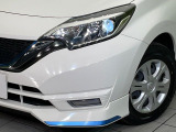 【LEDヘッドライト】悪天候や夜間走行時も良好な視界を確保し安心して運転できる高輝度LEDヘッドライトを装備!点灯速度が早く、消費電力も抑えられています。