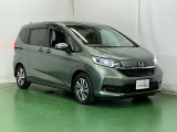 狭い駐車場でも、スライドドアならチャイルドシートへのお子さまの乗降や荷物の積載もスムーズ。とても便利な【両側電動スライドドア】ドアハンドを少し引くだけでリアドアが自動開閉します。