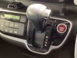 インパネシフトを採用しているので、前席の足元も広々としています。運転席と助手席の行き来もスムーズです!