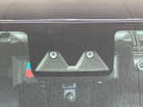 【スマートアシスト】走行中に前方の車両等を認識し、衝突しそうな時は警報とブレーキで衝突回避と被害軽減をアシスト。より安全にドライブをお楽しみいただけます。
