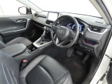 シンプルで使いやすいデザインの運転席です。