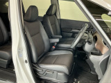 フロントは運転席と助手席が別々の広々としたセパレートシート、運転席は高さを調整できるハイトアジャスター付きでちょうどいいドライビングポジションに調整できます