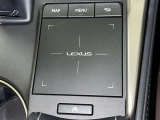 手元でナビゲーションなどの操作を可能にする「リモートタッチ」は、運転姿勢の変化を抑制し、スムーズな操作が可能です。