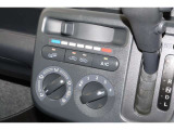 マニュアルエアコンのお車です!直感的な操作で車内の温度を調節することができます!