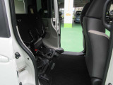 普通の車の後席は燃料タンクの上にある。でもNBOXはそこに燃料タンクがなく後席の下は空いてます。ここを活かす座面の跳ね上げ機構大きな荷物も入る空間がつくれます。