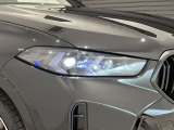 アダプティブLEDヘッドライトはステアリングを切った方向を照らします。